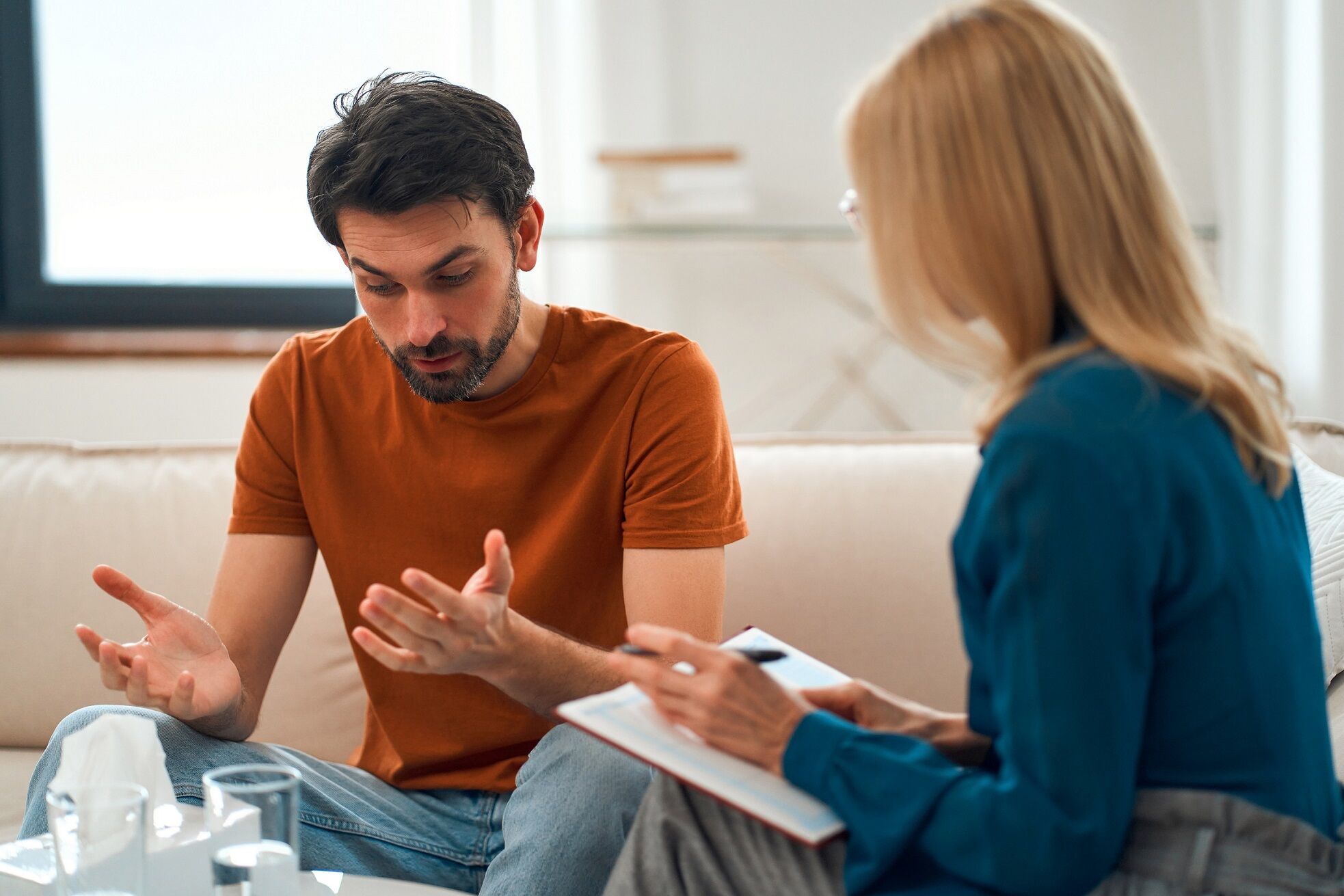 mężczyzna opisując swój problem pani psycholog